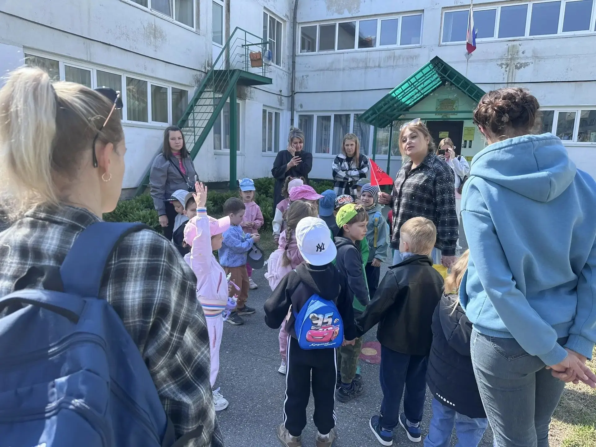 Сегодня наша средняя группа сделала свой первый шаг в увлекательный мир туризма и актив...