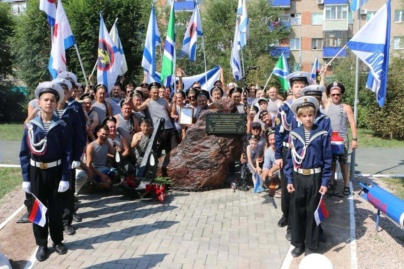 🌊 В Орске установили памятный знак военным морякам и морпехам