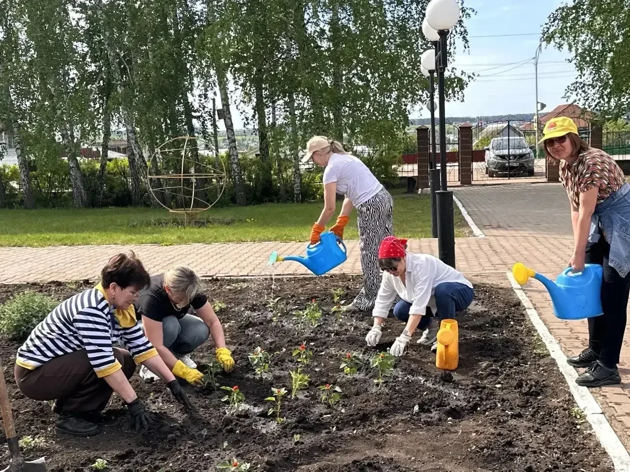 🌸 Весенний марафон красоты: учителя превращают сад в сказку! Сегодня наши учителя собрались не за шк