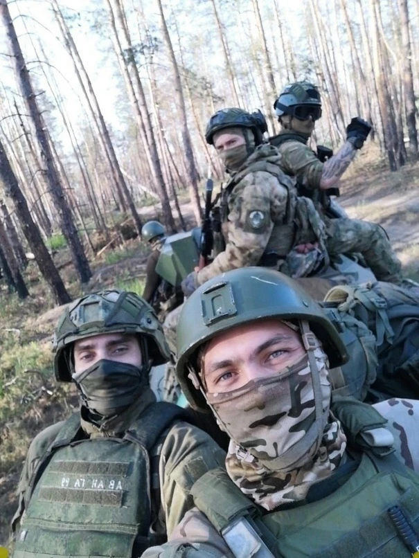 Своя стая в сосновом бору. Кадр на память 😎
