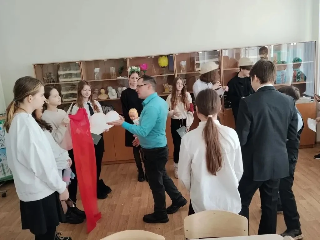 На этой неделе Медведевскую гимназию посетил музей им. Т. Евсеева. Дети узнали о традициях и обрядах