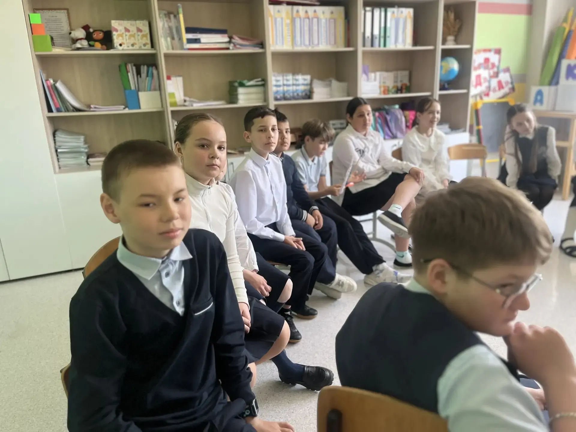 Сегодня у 4 «А» прошло занятие с психологом — тренинг «Круг доверия» 🤗  Ребята делали разминку 💫, ра