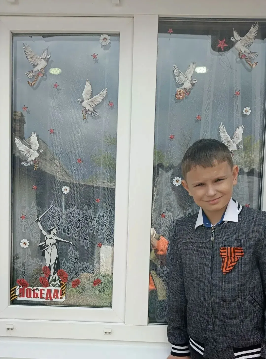 Юные Орлята 2 «В» класса продолжают участие в акции «Окна России»  1. Куценко Назар  2. Татаринцева 