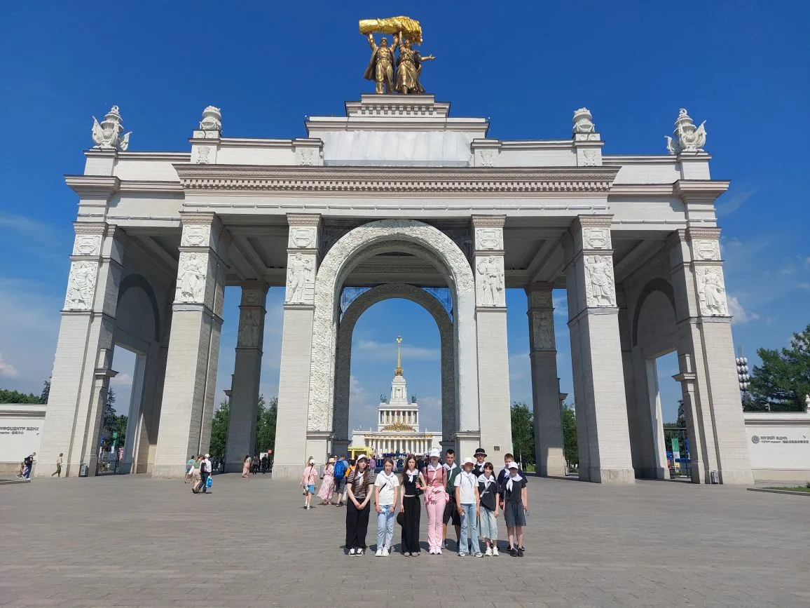 ✨Третий день пребывания в Москве запомнится нашим ребятам посещением ВДНХ.
✨Началось всё с короткой 