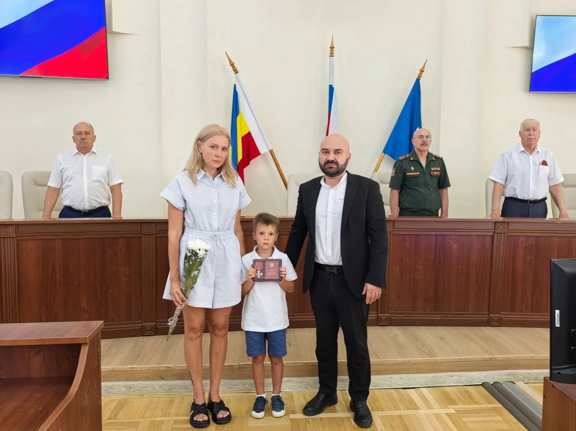 В администрации города Азова прошло вручение боевых наград.