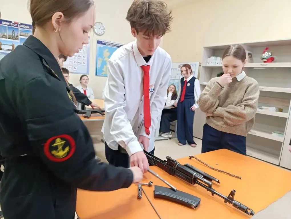 20 февраля классный руководитель 8Э  класса Валиева Алесья Рамиловна провела внеклассное мероприятия