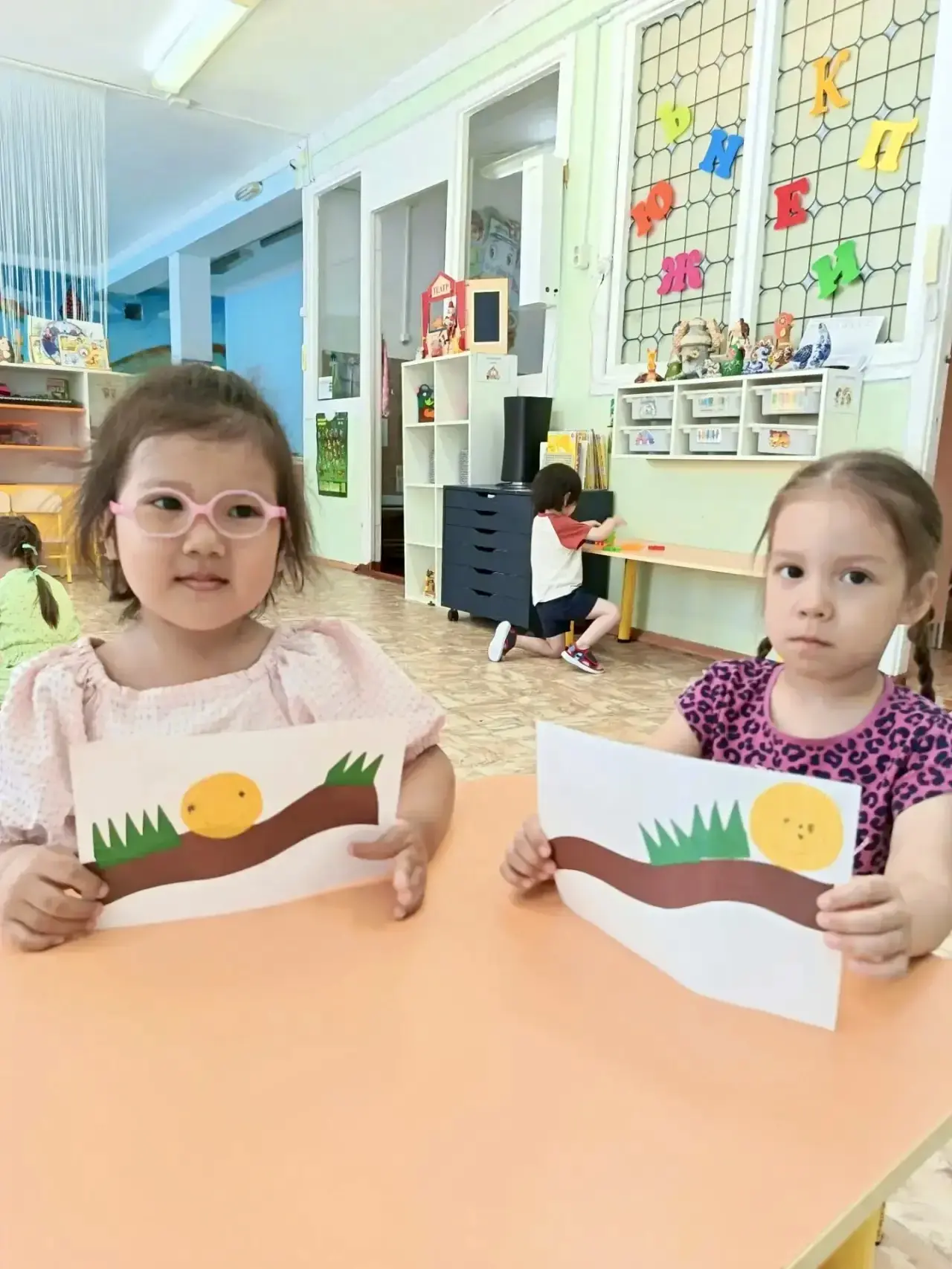 «Колобок, колобок, румяный бок!»😊

Сегодня с ребятами мы создали яркую аппликацию по мотивам нашей 