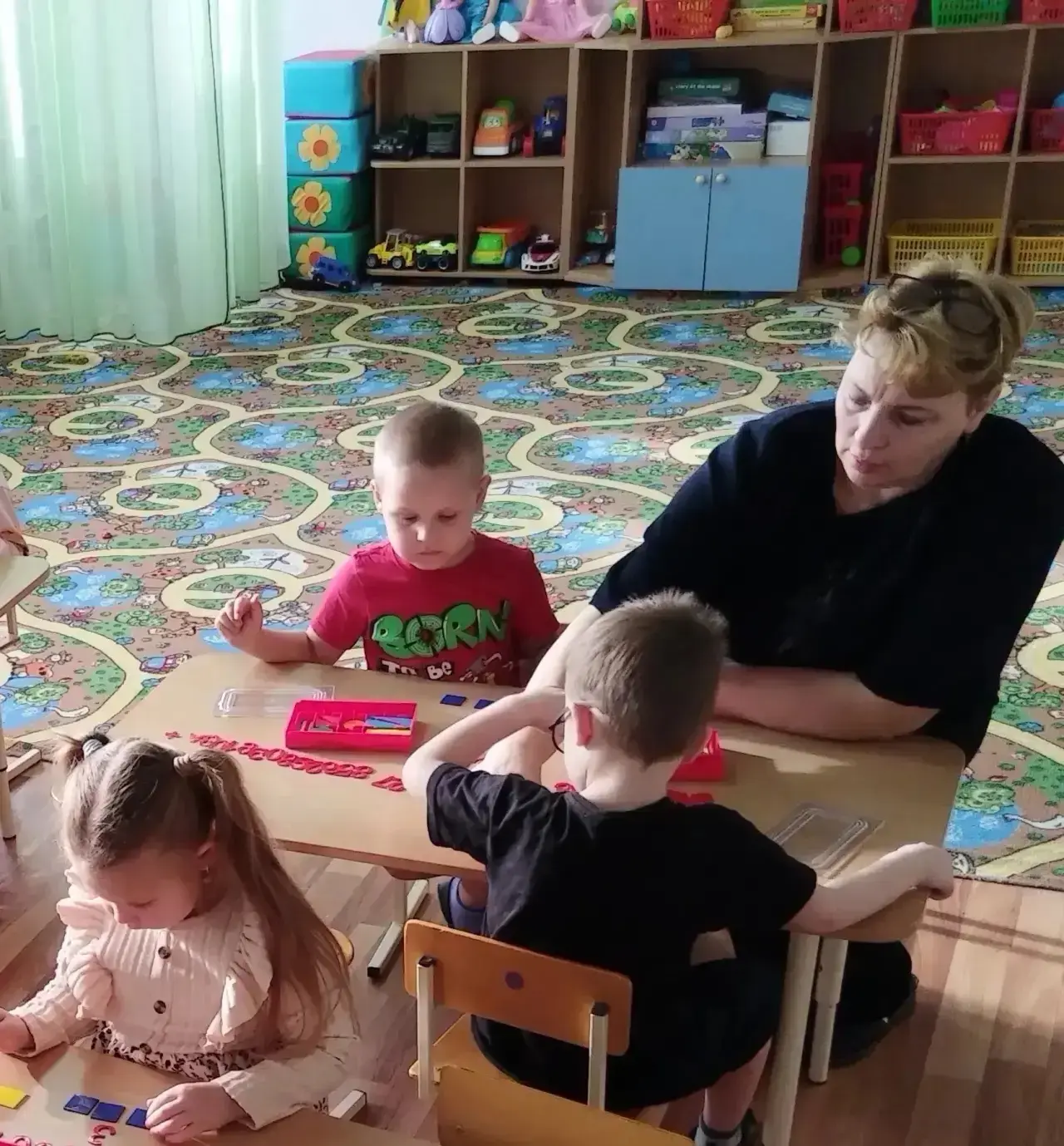 Сегодня в средней группе — путешествие в мир чисел! 🧮✨ Ребята учились сравнивать предм...