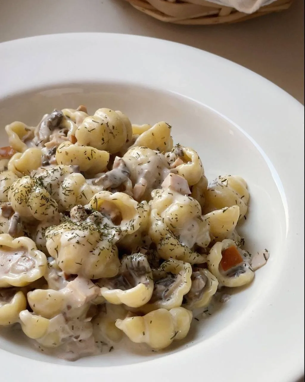 Паста с копчёной индейкой и грибами