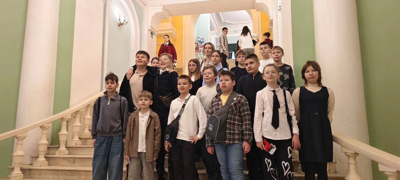 Любите ли вы театр?  🎭 Мы да! Поэтому сегодня театральные новости.  Наши пятиклассники посетили спек