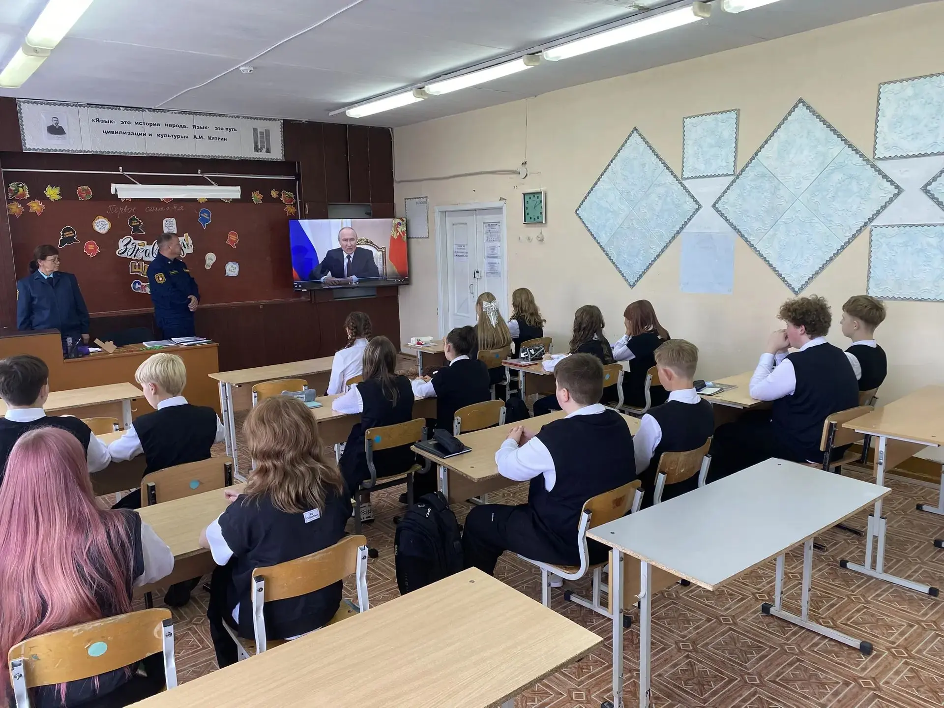 Урок безопасности в День знаний: сотрудники МЧС поздравили школьников с началом учебног...