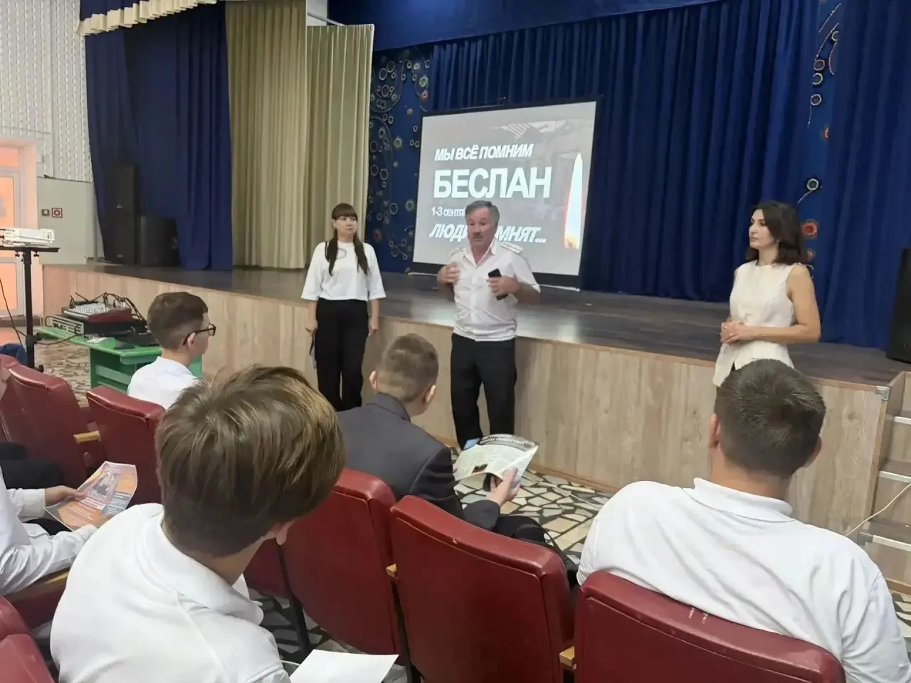 В Доме культуры Ольгинского сельского поселения прошел час памяти «Беслан — наша трагед...