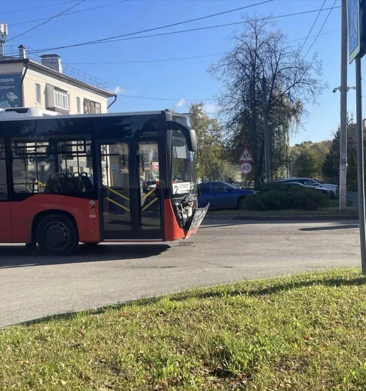 🚨 ДТП на перекрёстке Энгельса: автобус перекрыл дорогу
