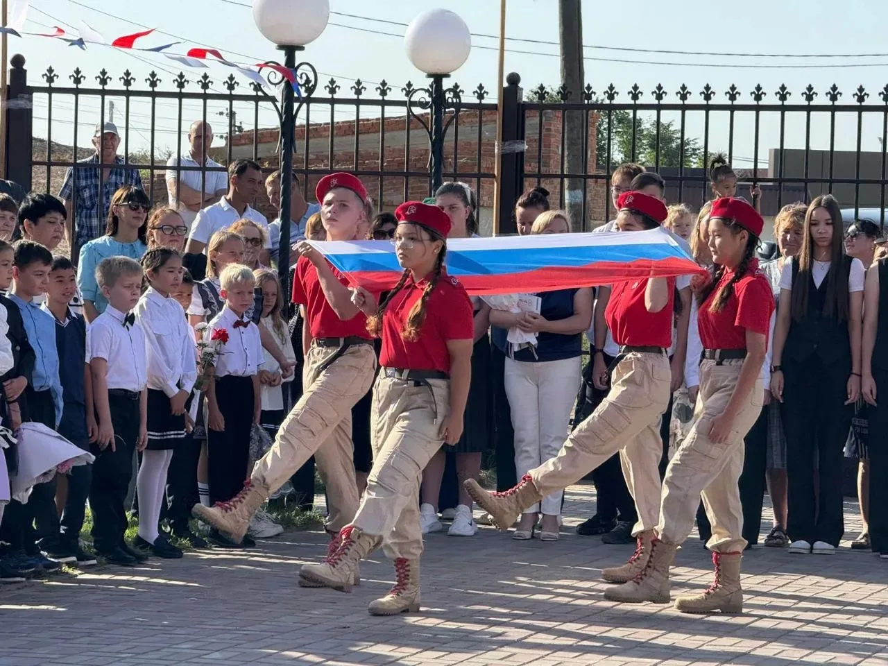 С Днем Государственного флага России, дорогие читатели! 🤍💙❤️