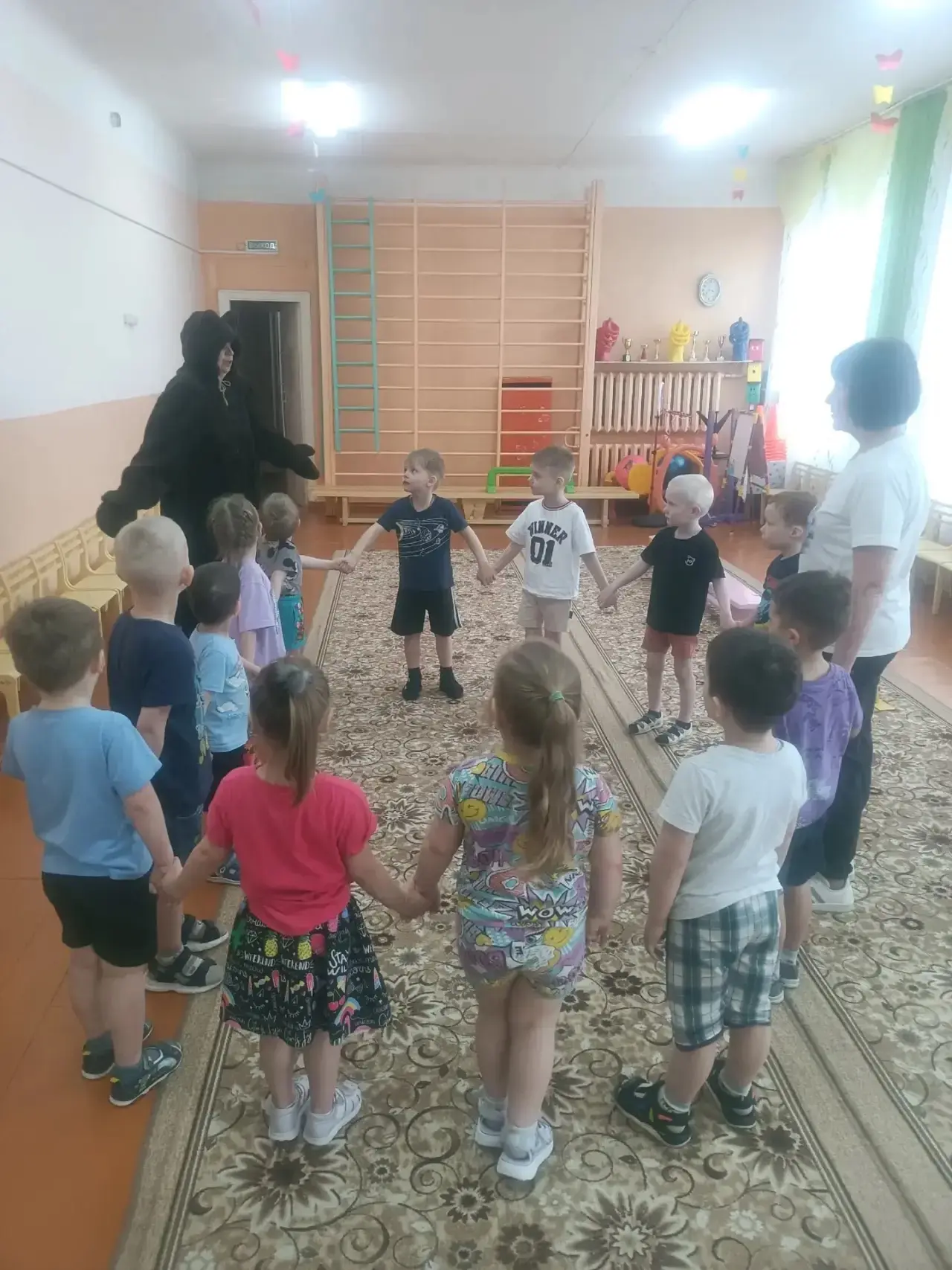 Ребята группы «Кузнечики» отправились в гости к мишке косолапому, который уже выбрался ...