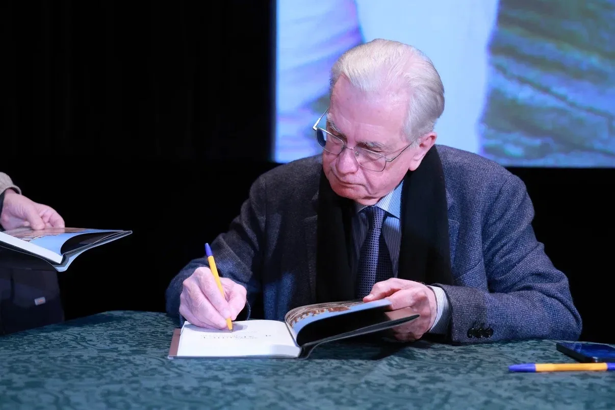 «Очень интересно сравнивать и понимать, чем человек отличается от искусственного интеллекта. И отлич