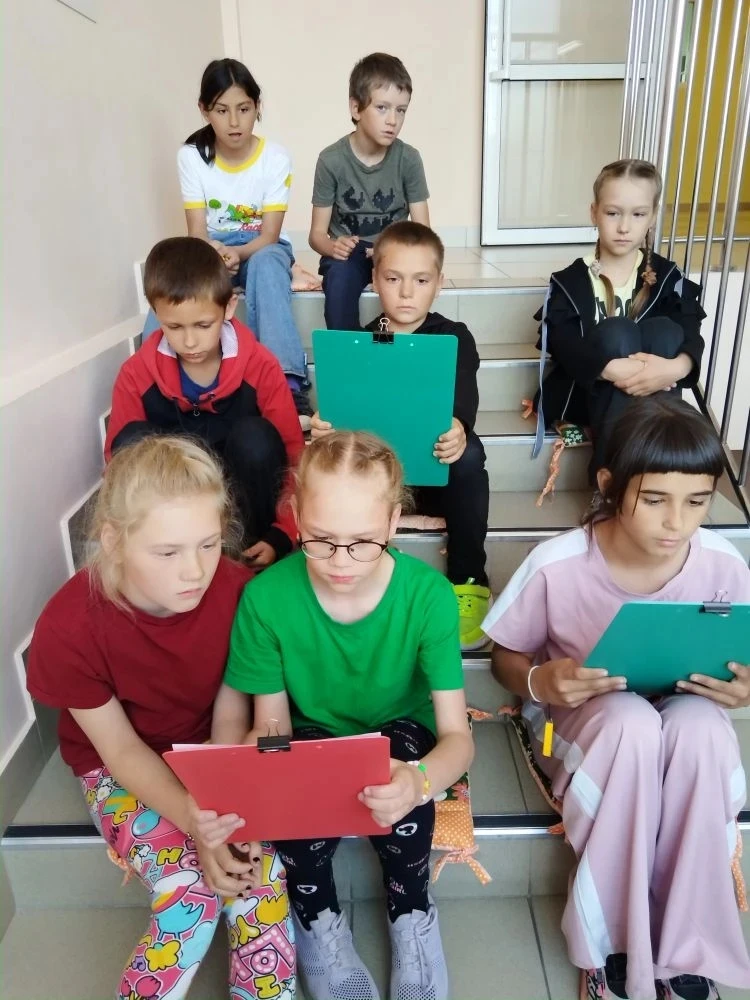 📖 Лестничные чтения в #ПришкольномЛагере: чукотская сказка «Девушка и месяц»