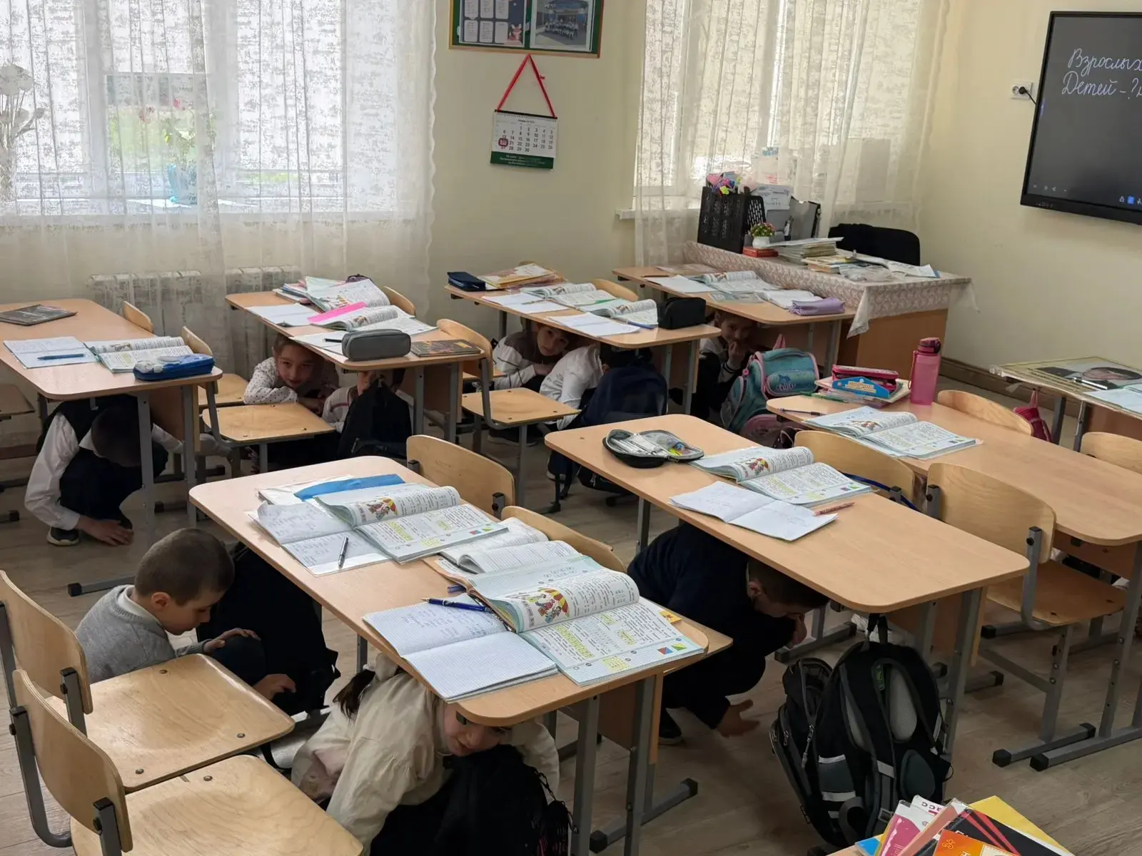 ❗❗❗В здании школы  обнаружен подозрительный объект, похожий на взрывное устройство.   По такому сцен