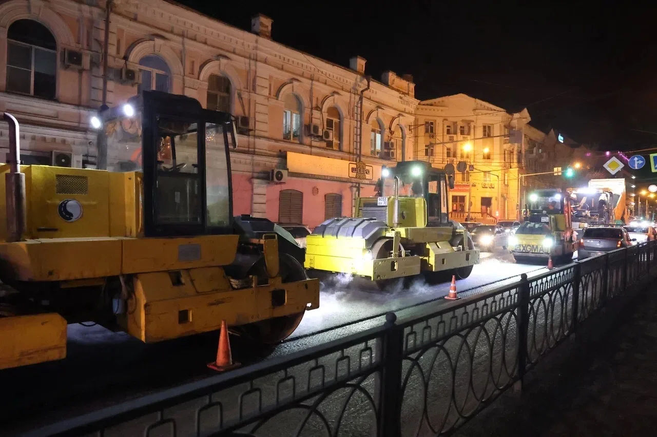 Продолжаем обновлять городские дороги.  Сегодня ночью специалисты начали укладывать первый слой асфа