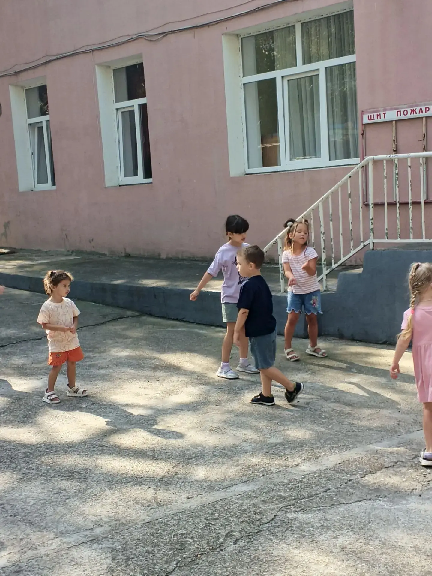 Каждое утро в нашем детском саду дети с удовольствием занимаются ритмикой.