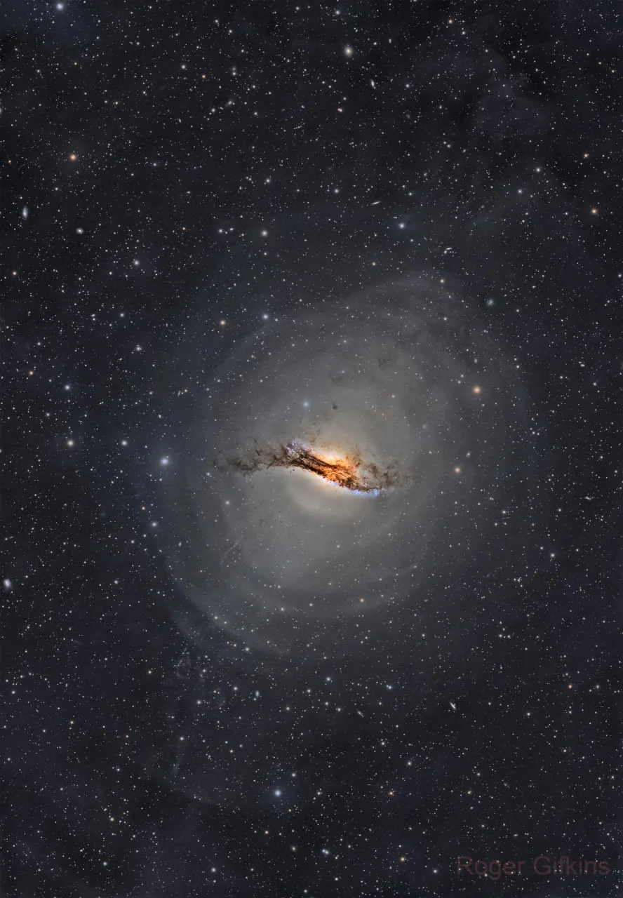 ✨ Галактика Центавр A (NGC 5128) удалена от нас на расстоянии около 12 миллионов светов...