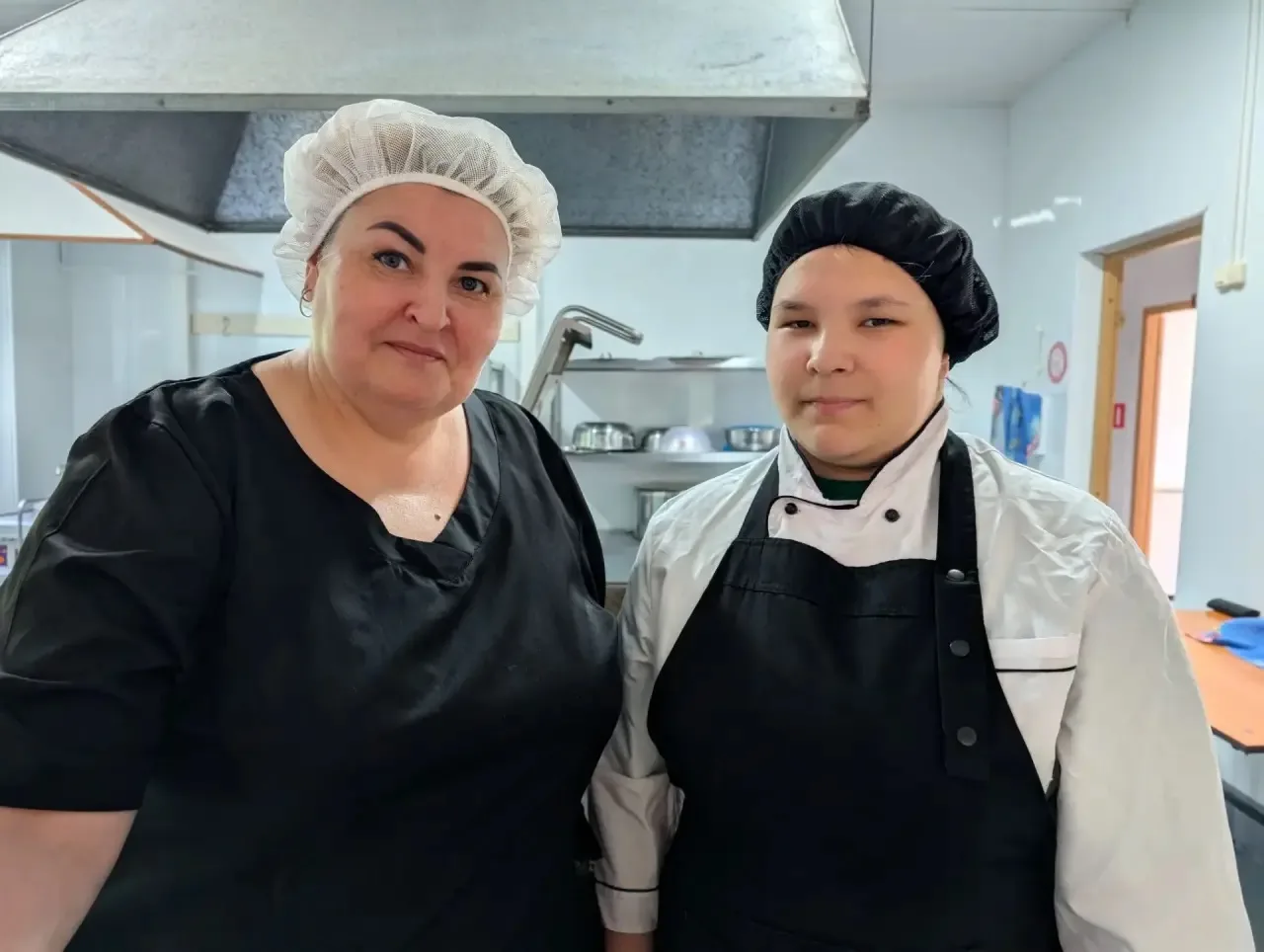 Вкусная стажировка: Диана осваивает профессию повара в лагере «Соколенок»