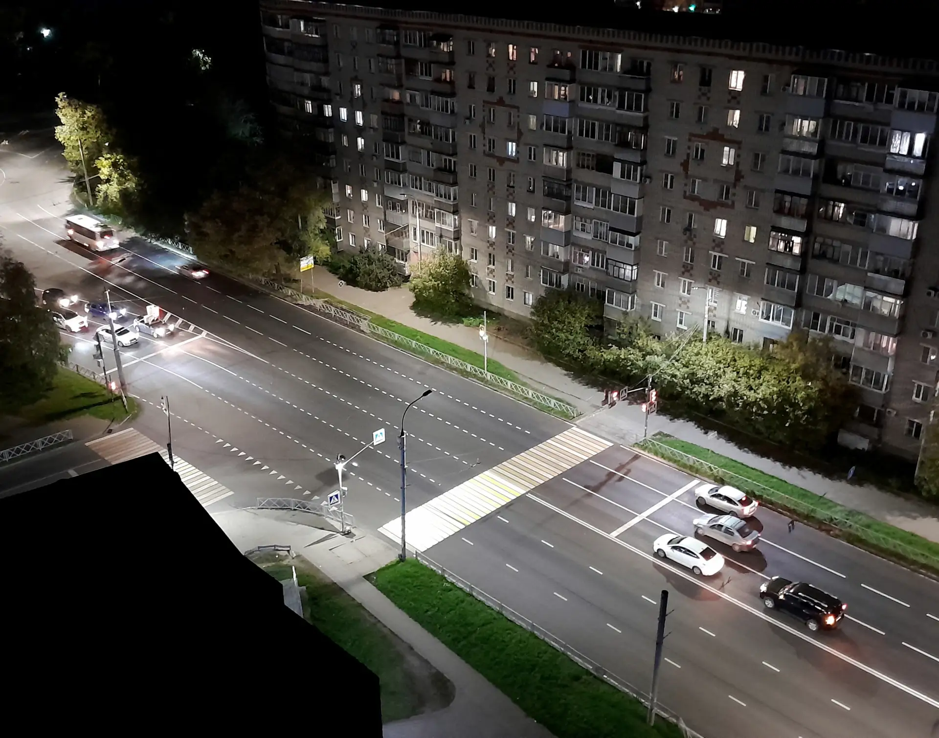 На улице Плеханова проекционные пешеходные переходы "доплыли" до экватора дороги!
