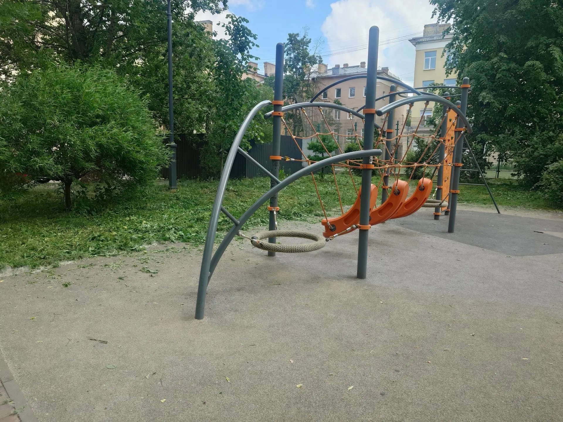 🌿 Работы по покосу продолжаются

Привели в порядок газон на детской площадке по адресу: Малодетскос