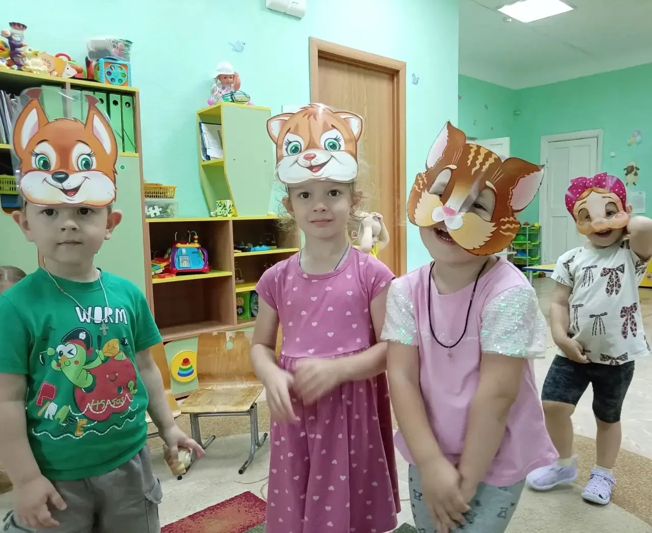 ☔🌧Когда на улице дождливо и пасмурно, ребятам младшей группы некогда скучать — у них начинается нас