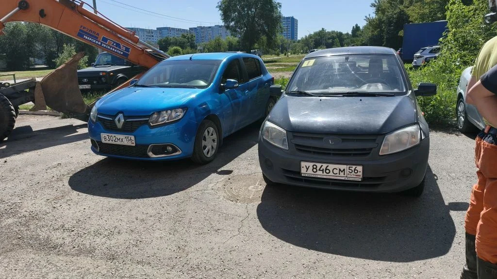 Уважаемые владельцы данного автотранспорта, необходимо срочно убрать машины, мешают про...