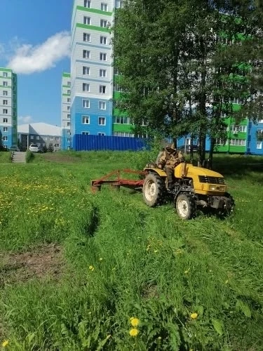 Заботимся и ухаживаем за Няганью! Одной из обязательных сезонных работ является покос травы. Особое 