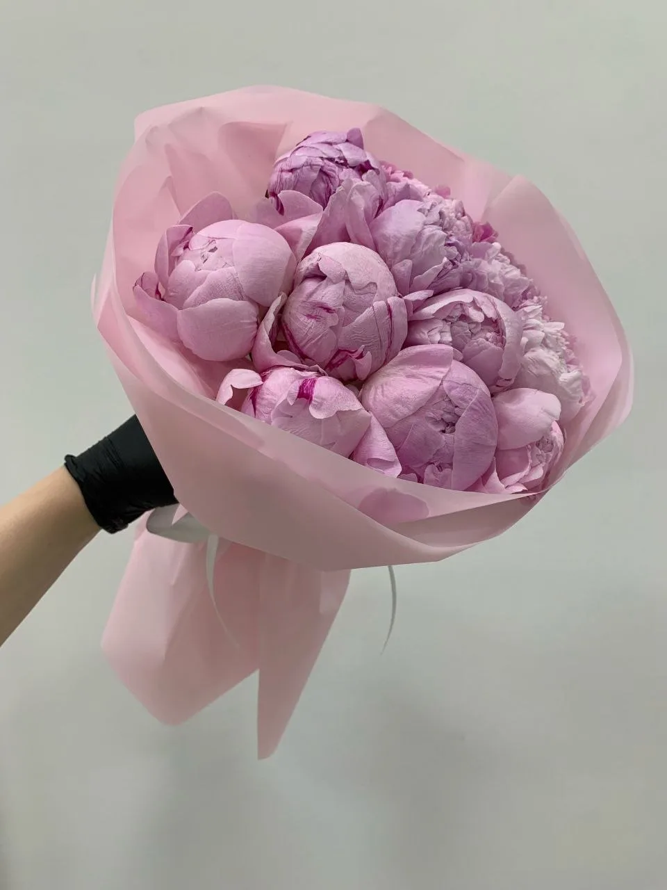 «Пионы разлетаются моментально — и сегодня они снова у нас! 😍

Не просто букет, а тот самый момент,