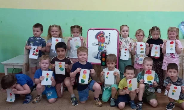 "На улицах города " была тема этой недели.Дети группы "Пчелки " (воспитатели Пеликова М...