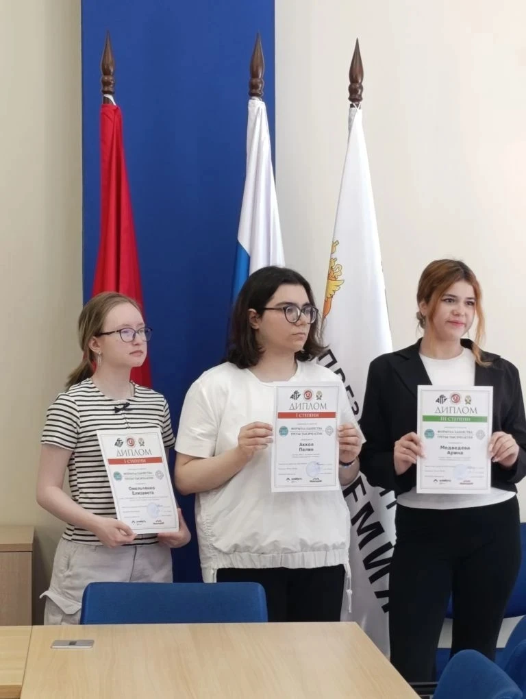 Сегодня ученицы  десятого класса приняли участие в образовательной экскурсии в город Са...