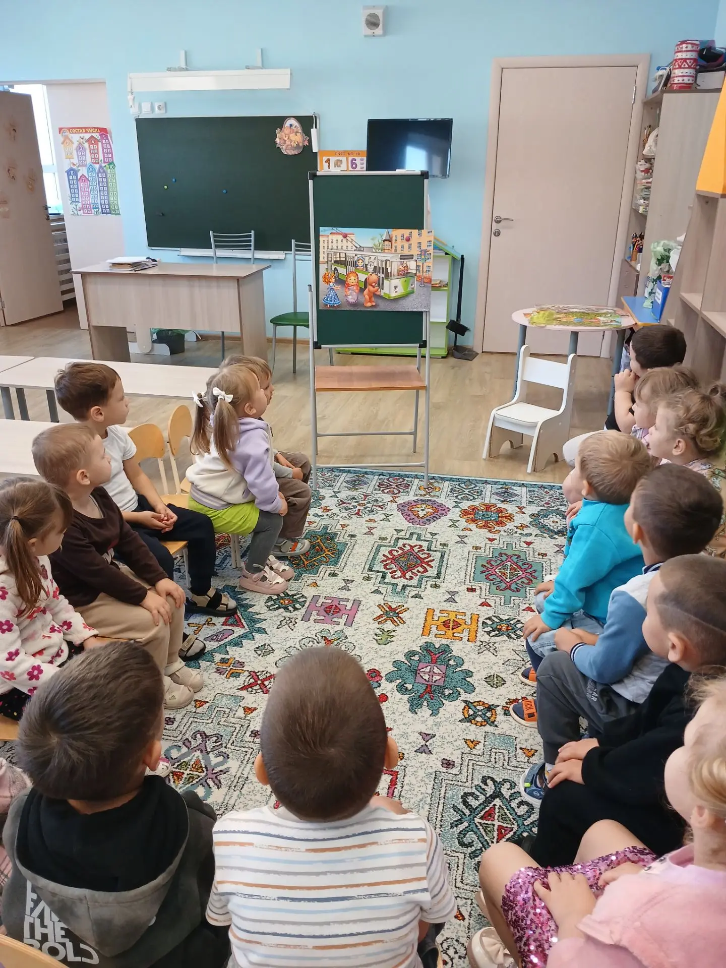 По полоскам черно- белым