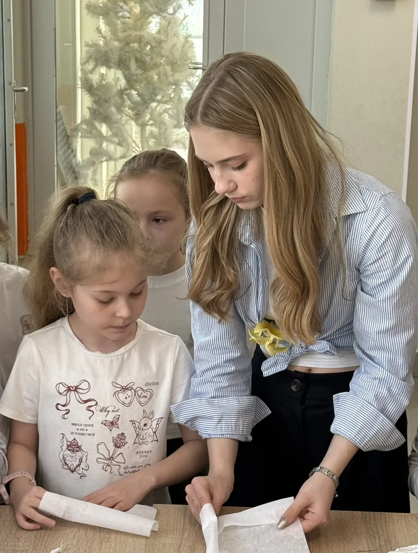 Сегодня в Гимназии прошел день цветов 🌸🎨 Старшеклассники из школьного самоуправления организовали  м
