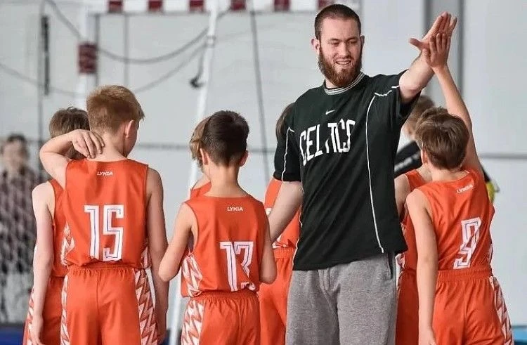 🏀 Участник СВО развивает баскетбол во Владивостоке 

Данил Ковалёв сейчас тренирует около 100 ребят