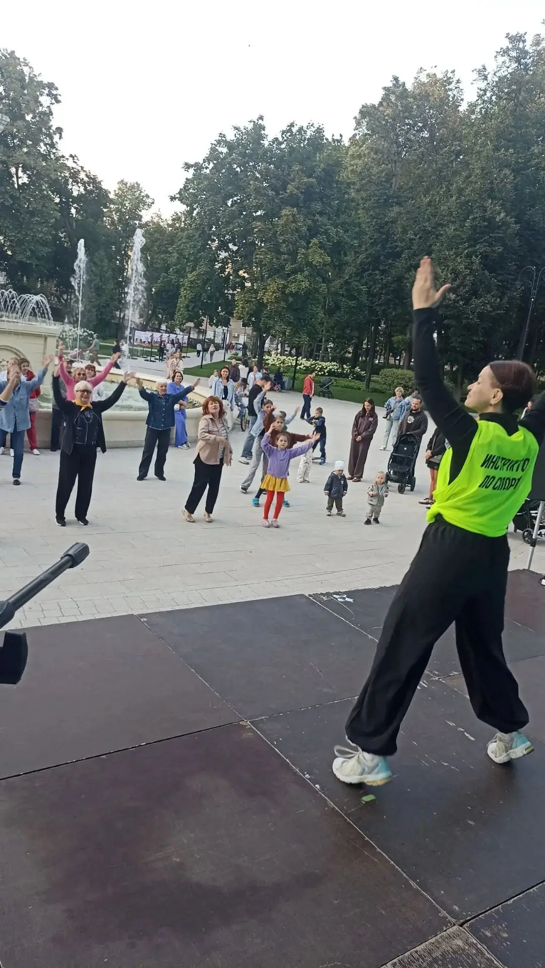 Занятия по зумбе на свежем воздухе: динамичная фитнес‑программа объединяет элементы тан...