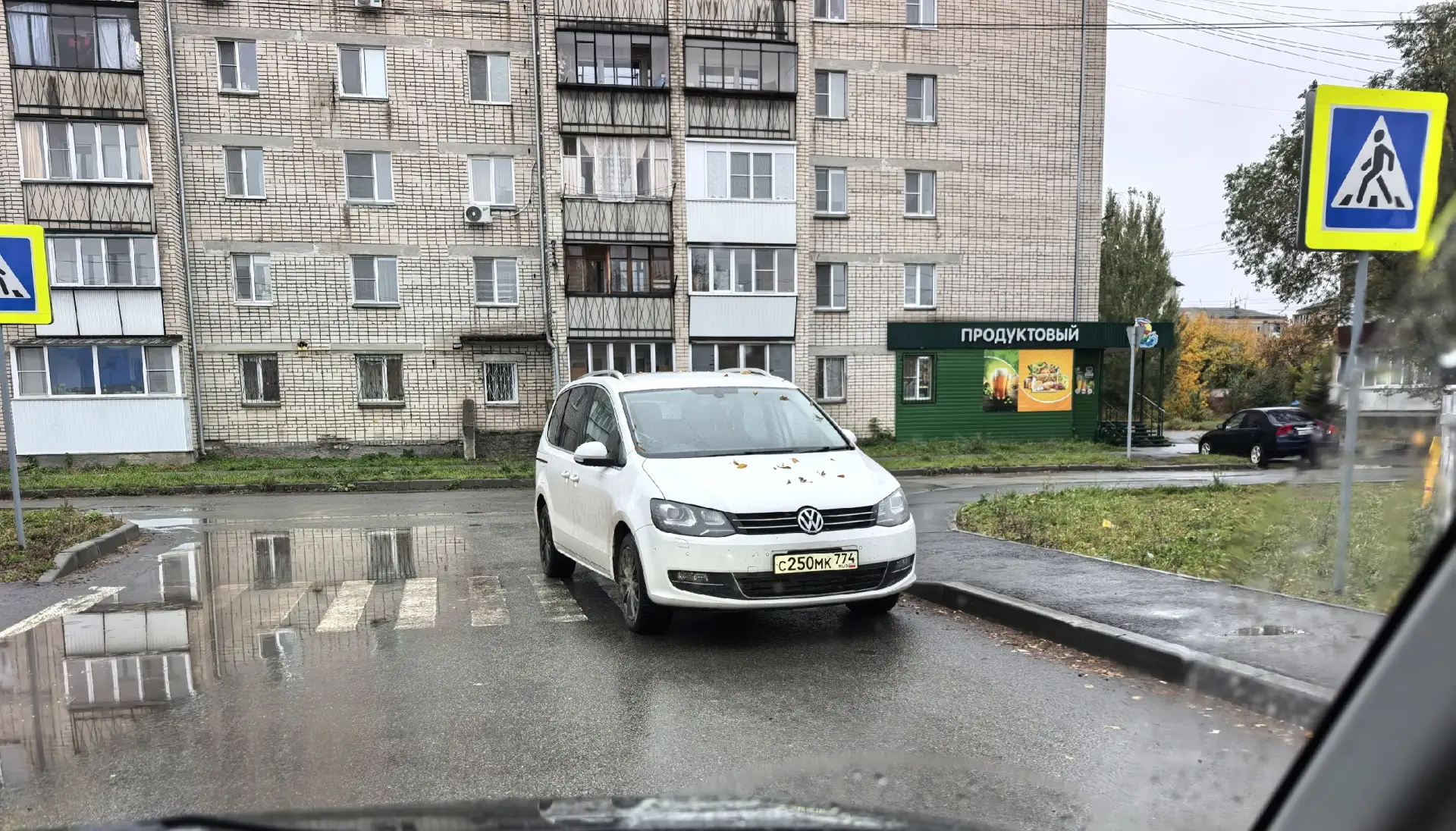 Наплевательское отношение к ПДД или к окружающим? Регулярно паркуется у детского сада 3...