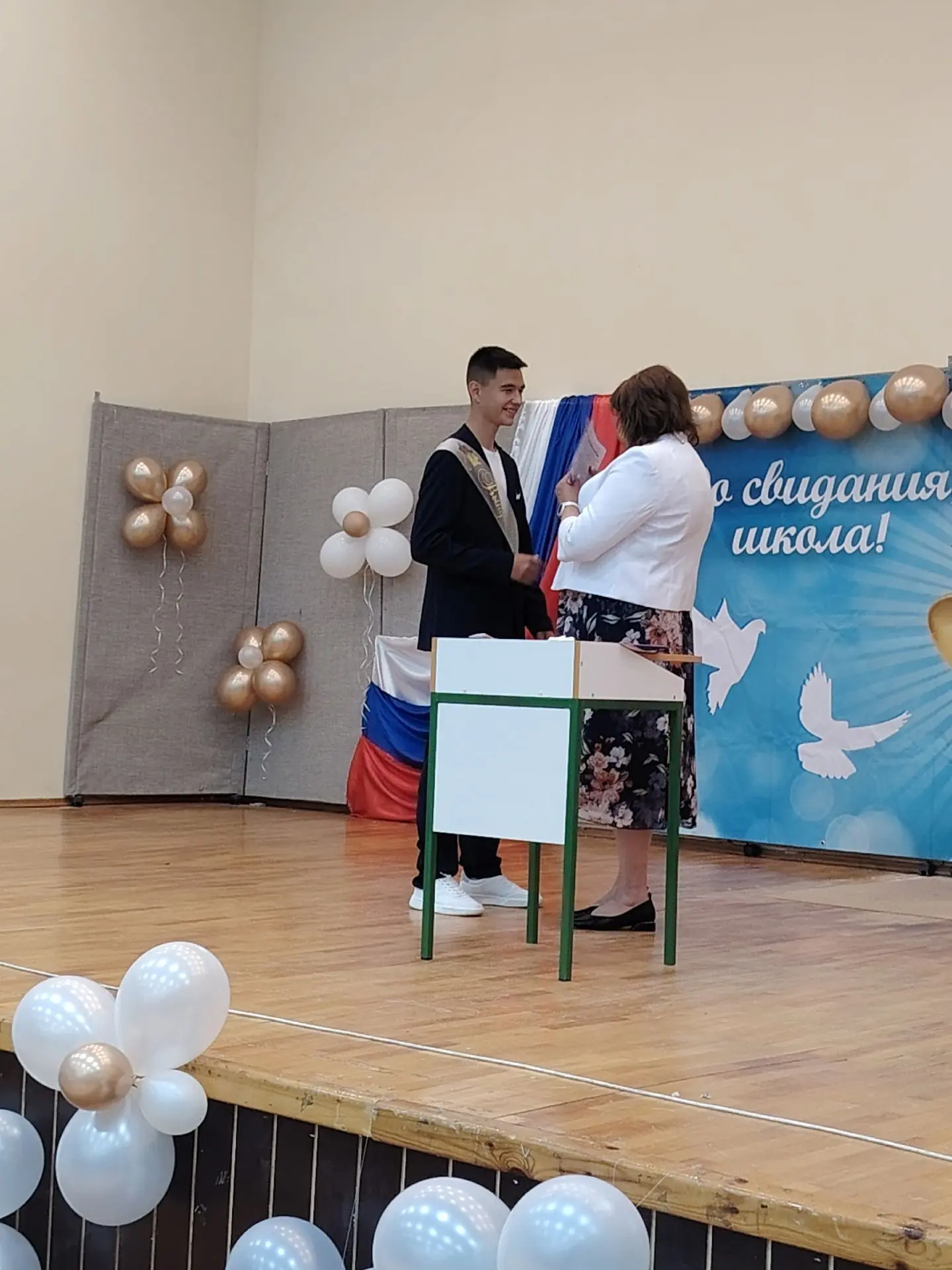 Выпускной в 9 классе – это значимое и волнительное событие, которое остаётся в памяти на всю жизнь. 