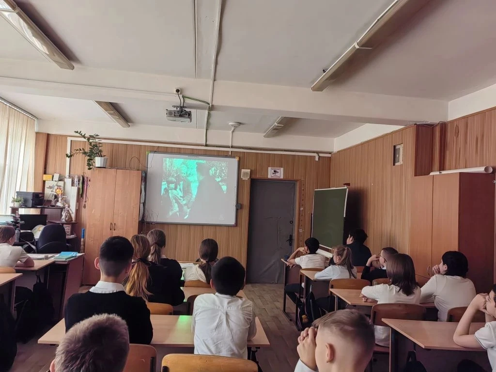 🇷🇺 "КИНО ПОБЕДЫ" - смотрим кино о городах героях.  В рамках марафона «Наследники Победы» в нашей шко