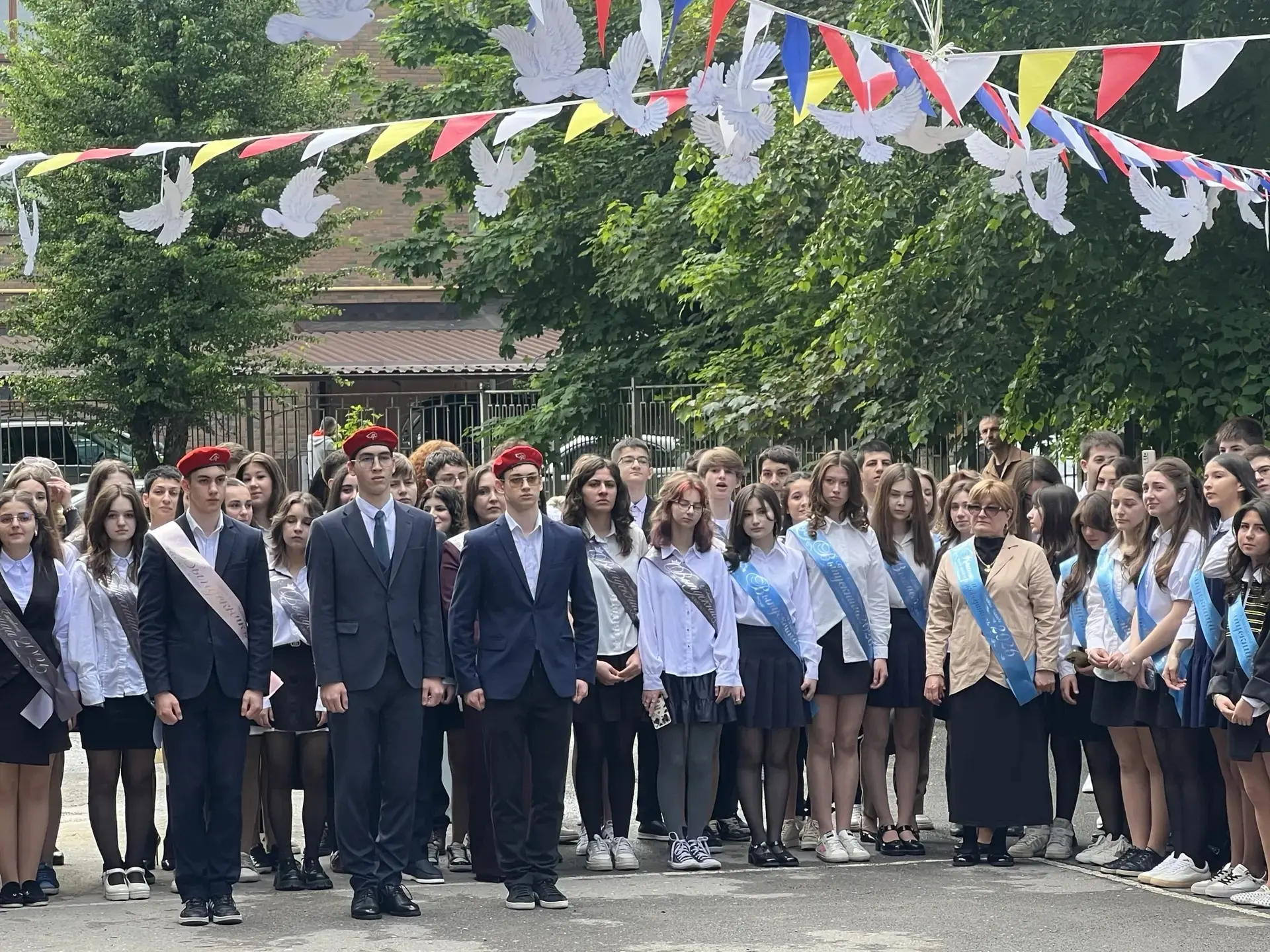 🔔Сегодня в школах по всей стране  звучит особенный звонок — последний.
    Для выпускников это день