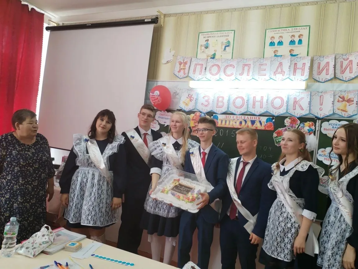 После торжественной линейки у выпускников 11 класса случилось неожиданное и очень трога...