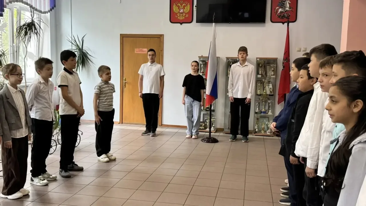 🇷🇺 Первая неделя последнего учебного месяца по традиции стартовала с церемонии поднятия Государствен