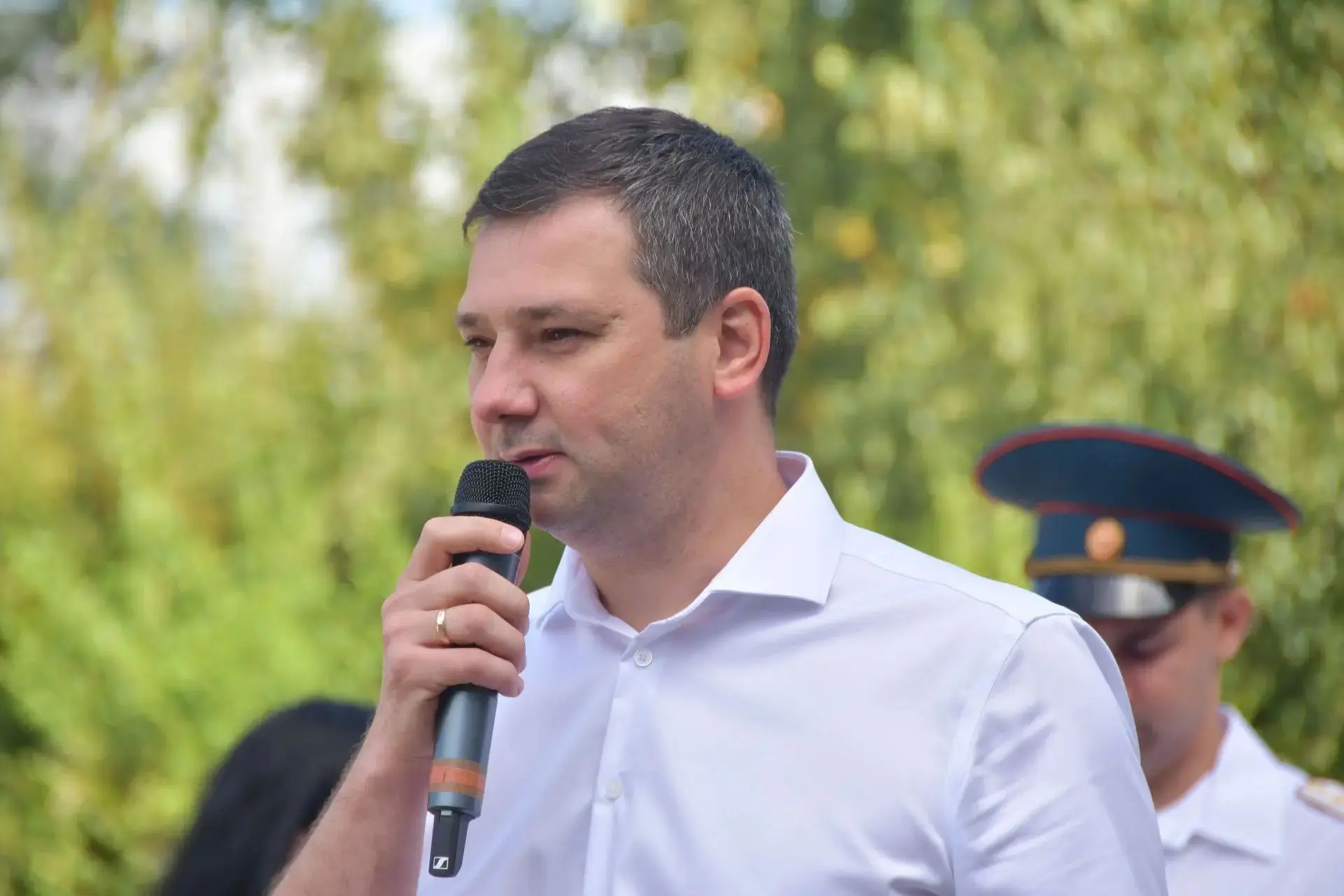 Принял участие в торжественной линейке в средней школе №43 станицы Северской. Здесь сос...