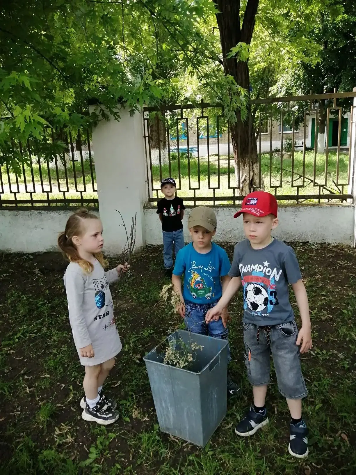 Трудовое воспитание — это подготовка ребенка к жизни, участию в общественно полезном тр...