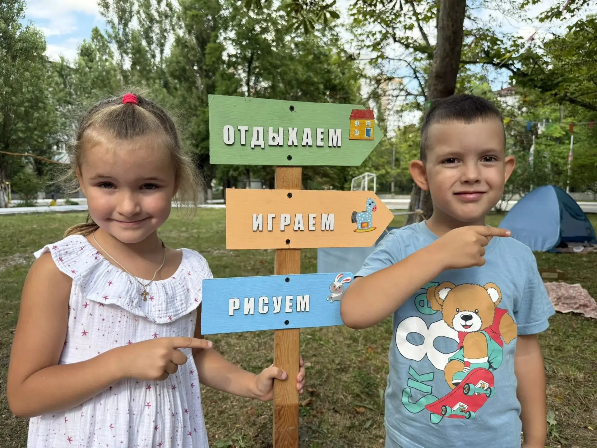 Лето ☀️— это когда фантазия бьёт ключом, а детские улыбки становятся ярче красок на бумаге. 
Хотим п