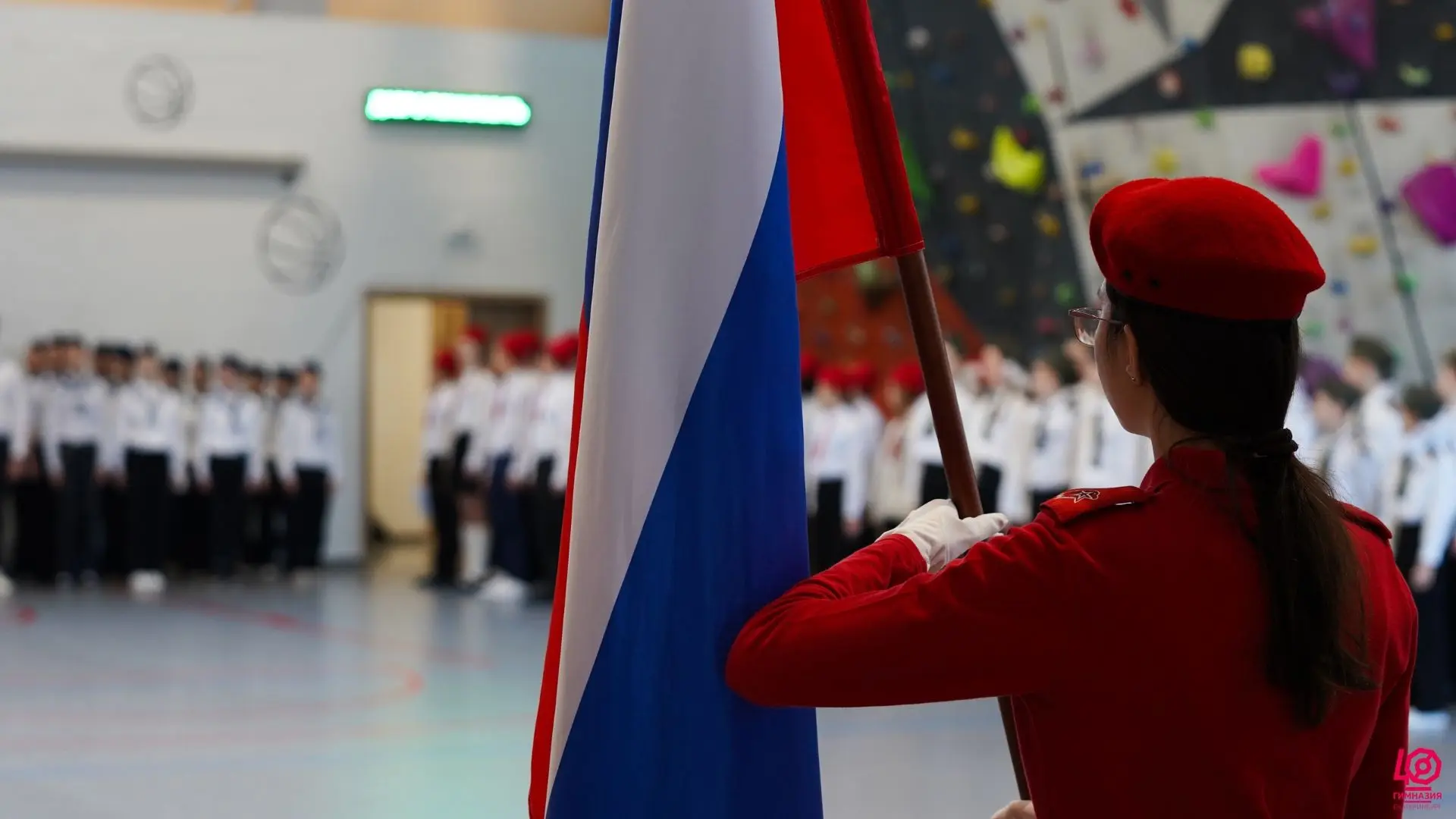 СМИРНО! РАВНЕНИЕ НА СОРОКОВУЮ! В МАОУ гимназии № 40 прошел школьный смотр строя и песни. Ученики 6-7