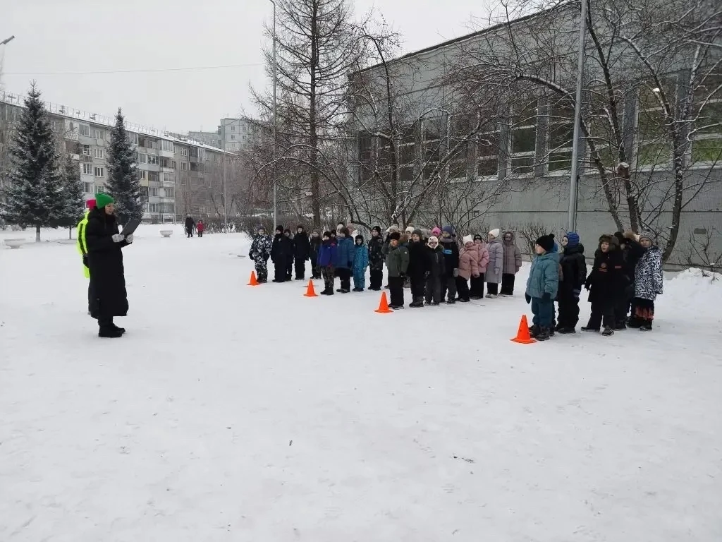 "Новогодние спортивные старты для начальной школы: Здоровье и веселье!🏒🎄  Для учащихся начальной шко