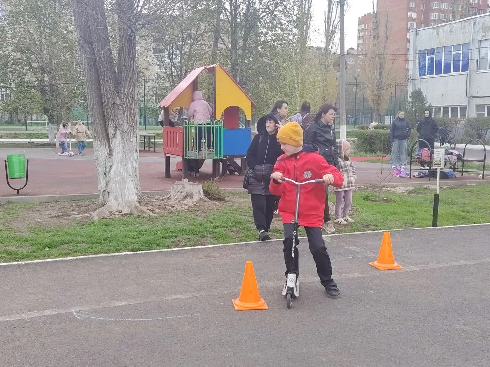🛴НЕДЕЛЯ ФИЗИЧЕСКОЙ КУЛЬТУРЫ.💪 ПОЛОСА ПРЕПЯТСТВИЙ НА САМОКАТАХ 🛴   👉 14 апреля 2026 года в МАОУ «Школ